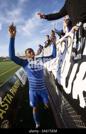 2. November 2014 - Edmonton, ab, Kanada - Edmonton-Verteidiger Kareem Moses (12) feiert mit Mitgliedern der FC Edmonton Supporters Group den Sieg und das Ende einer Saison nach einem NASL-Fußballspiel zwischen dem FC Edmonton und den Atlanta Silverbacks im Clarke Stadium in Edmonton, Alta, am Sonntag, den 2. November 2014. Edmonton gewann mit 2:1. Ian Kucerak/Edmonton Sun/QMI Agency (Kreditbild: © Ian Kucerak/QMI Agency/ZUMA Wire) Stockfoto