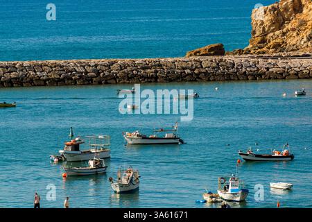 Fischerboote im Hafen von Albufeira, Albufeira, Bezirk faro, algarve, portugal, europa. Stockfoto