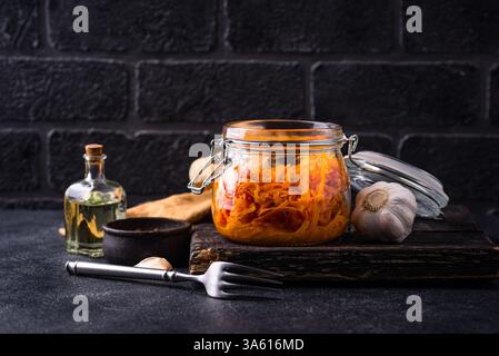 Würziger koreanischer Karottensalat im Glas Stockfoto
