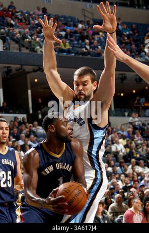 3. November 2014 - Memphis, TN, USA - Marc Gasol von Memphis Grizzlies verteidigt Tyreke Evans von New Orleans Pelicans am Montag, 3. November 2014 auf dem FedExForum in Memphis, Tennessee (Kreditbild: © Nikki Boertman/TNS/ZUMA Wire) Stockfoto