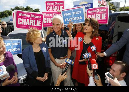 3. November 2014 - Miami, Florida, USA - ANNETTE TADDEO, rechts, spricht bei einer Kundgebung für Gouverneur CHARLIE CRIST in der Int'l Brotherhood of Electrical Workers Hall. (Bild: © Jose A. Iglesias/TNS/ZUMA Wire) Stockfoto