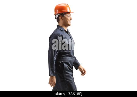 Fabrikarbeiter mit Helm und Uniform, der isoliert auf weißem Hintergrund läuft Stockfoto