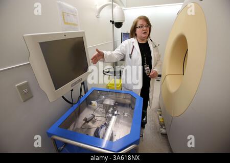 3. November 2014 - Edmonton, ab, Kanada - Kardiologe Dr. Lucille Lalonde erklärt das radioaktive Material Rubidium während einer Tour durch die Position Emissions Tomography (PET) am Mazankowski Heart Institute in Edmonton, Alberta am Montag, den 3. November 2014. Perry mAh/Edmonton Sun/QMI Agency (Kreditbild: © Perry mAh/QMI Agency/ZUMA Wire) Stockfoto