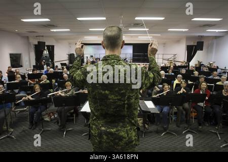 3. November 2014 - Edmonton, ab, Kanada - Captain Patrice Arsenault von der Royal Canadian Artillery Band dirigiert die Band der Cosmopolitan Music Society, während sie Forgetâ am Montag, den 3. November 2014, für das 25. Jährliche Lest We€¦ Ein musikalisches Tribute-Konzert im Old Strathcona Performing Arts Centre in Edmonton, Alta, einstudiert. Das von der Royal Canadian Legion präsentierte Konzert findet am 8. November um 19:30 Uhr im Winspear Centre von Edmonton statt. Zu den Gästen gehören Captain Patrice Arsenault, Louise Dawson-MacLean, die Viscount Park Pipe Band, die Canadian Forces Cenotaph Party, die Canadian Legion Colour Party und EM Stockfoto