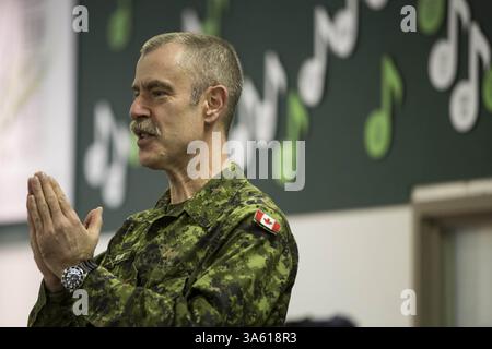 3. November 2014 - Edmonton, ab, Kanada - Captain Patrice Arsenault von der Royal Canadian Artillery Band dirigiert die Band der Cosmopolitan Music Society, während sie Forgetâ am Montag, den 3. November 2014, für das 25. Jährliche Lest We€¦ Ein musikalisches Tribute-Konzert im Old Strathcona Performing Arts Centre in Edmonton, Alta, einstudiert. Das von der Royal Canadian Legion präsentierte Konzert findet am 8. November um 19:30 Uhr im Winspear Centre von Edmonton statt. Zu den Gästen gehören Captain Patrice Arsenault, Louise Dawson-MacLean, die Viscount Park Pipe Band, die Canadian Forces Cenotaph Party, die Canadian Legion Colour Party und EM Stockfoto