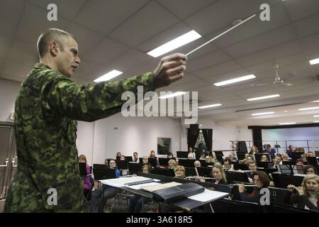 3. November 2014 - Edmonton, ab, Kanada - Captain Patrice Arsenault von der Royal Canadian Artillery Band dirigiert die Band der Cosmopolitan Music Society, während sie Forgetâ am Montag, den 3. November 2014, für das 25. Jährliche Lest We€¦ Ein musikalisches Tribute-Konzert im Old Strathcona Performing Arts Centre in Edmonton, Alta, einstudiert. Das von der Royal Canadian Legion präsentierte Konzert findet am 8. November um 19:30 Uhr im Winspear Centre von Edmonton statt. Zu den Gästen gehören Captain Patrice Arsenault, Louise Dawson-MacLean, die Viscount Park Pipe Band, die Canadian Forces Cenotaph Party, die Canadian Legion Colour Party und EM Stockfoto