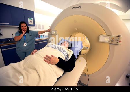 3. November 2014 - Edmonton, ab, Kanada - die Technologin Kristy (l) positioniert Valerie Bott während einer Führung durch die Positionsemissionstomographie (PET) am Mazankowski Heart Institute in Edmonton, Alberta, am Montag, 3. November 2014 in den Scanner. Perry mAh/Edmonton Sun/QMI Agency (Kreditbild: © Perry mAh/QMI Agency/ZUMA Wire) Stockfoto