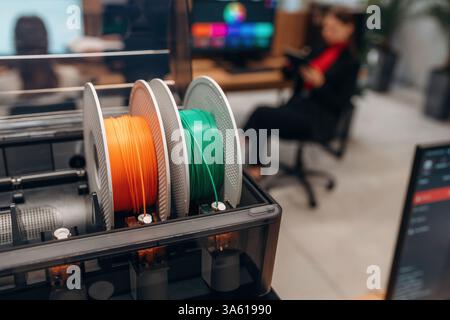 Kunststoff für einen 3D-Drucker im Büro, Nahansicht. Stockfoto