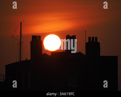 Sheerness, Kent, Großbritannien. März 2025. Wetter in Großbritannien: Sonnenuntergang in Sheerness, Kent. Quelle: James Bell/Alamy Live News Stockfoto