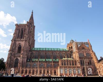 STRASSBURG, FRANKREICH - 19. SEPTEMBER 2024: Der majestätische Straßburger Dom in Straßburg, Frankreich, zeigt seine beeindruckende gotische Architektur Stockfoto