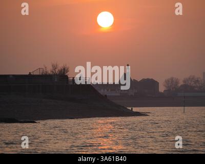 Sheerness, Kent, Großbritannien. März 2025. Wetter in Großbritannien: Sonnenuntergang in Sheerness, Kent. Quelle: James Bell/Alamy Live News Stockfoto