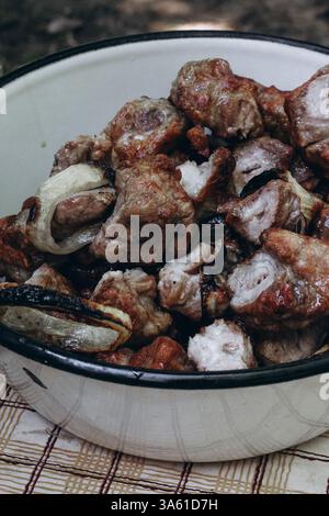 Prozess des Kochens von Schaschlik aus eingelegtem Fleisch im Freien. Stockfoto