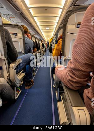 Flugpassagiere im Flugzeug. Stockfoto