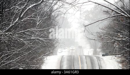 17. November 2014 - Niagarafälle, ON, Kanada - das Winterwetter ist da, da die Autofahrer am Montag Morgen einige nasse und schneebedeckte Straßen befahren mussten. Umwelt Kanada sagt, dass in Niagara heute und morgen fünf bis zehn Zentimeter Schnee fallen könnte. Montag, 17. November 2014. Mike DiBattista/Niagara Falls Review/QMI Agency (Kreditbild: © Mike Dibattista/QMI Agency/ZUMA Wire) Stockfoto