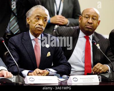 Dezember 2014 - Washington, District of Columbia, Vereinigte Staaten von Amerika - Reverend Al Sharpton, Gründer und Präsident des National Action Network (NAN), Linke, und Bürgermeister Michael Nutter aus Philadelphia, Pennsylvania, hören zu, wie Präsident Barack Obama nach Treffen mit gewählten Beamten, Gemeindevertretern und Glaubensführern sowie Strafverfolgungsbeamten Anmerkungen macht, um zu diskutieren, wie Gemeinschaften und Strafverfolgungsbehörden zusammenarbeiten können, um Vertrauen aufzubauen, um die Nachbarschaften im ganzen Land zu stärken. (Kreditbild: © Ron Sachs/CNP/ZUMAPRESS.com) Stockfoto