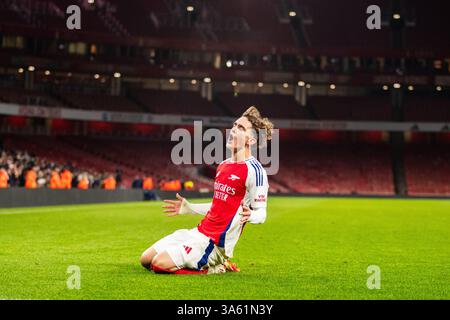 Max Dowman feiert sein Tor mit einem Knieschlitten, Arsenal U18 gegen Manchester United U18 (FA Youth Cup) 02/25 Stockfoto
