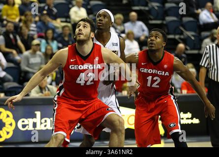 2. Dezember 2014 – Chattanooga, Tennessee, USA – Georgia Bulldogs Stürmer Nemanja Djurisic (42) und Georgia Bulldogs Guard Kenny Gaines (12) suchen in der 1. Spielhälfte zwischen der University of Georgia und UT Chattanooga in der McKenzie Arena nach dem Rebound. (Kreditbild: © Frank Mattia/ZUMA Wire) Stockfoto
