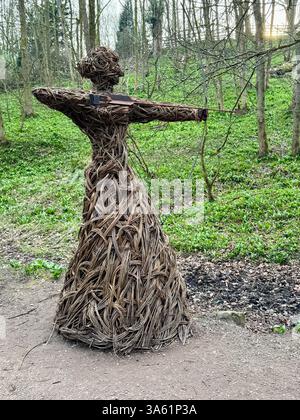 Die Weidenskulptur „The Huntress“ oder „Spirit of the Medieval Huntress“ in Skipton Castle Woods. Von Anna Cross, 2018. Stockfoto