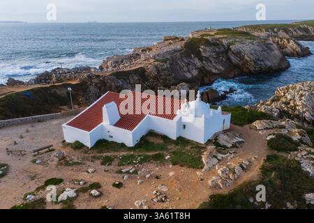 Aus der Vogelperspektive der Kapelle von Santo Estevao baleal (Ermida de Santo Estêvão do Baleal) in Baleal, Portugal Stockfoto