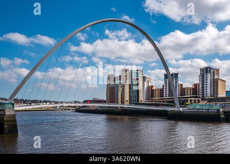 Blick auf Gateshead Millennium Bridge oder Blinking/Winking Eye Bridge & Baltic Mehl Mill, Newcastle upon Tyne, England, Großbritannien Stockfoto