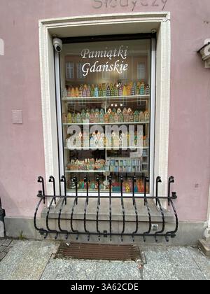 Ein Souvenirladen im Zentrum von Vilnius, Litauen, mit einer Vielzahl von traditionellen Waren und Accessoires. Stockfoto