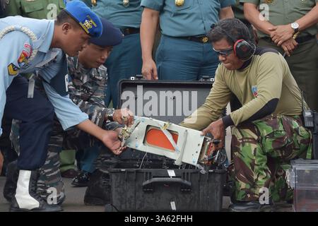 12. Januar 2015 - an Bord von Banda Aceh, INDONESIEN - INDONESISCHES Militär entfernt den Flugdatenschreiber des unglücklichen AirAsia-Fluges QZ8501 in einen richtigen Fall in Pangkalan Bun, Indonesien, Montag, 12. Januar 2015. Taucher holten am Montag eine Blackbox und fanden die andere aus dem Flugzeug AirAsia, das vor mehr als zwei Wochen abgestürzt war. Eine Schlüsselentwicklung, die den Forschern helfen sollte, herauszufinden, warum das Flugzeug in die Java-See stürzte. (Bild: © Prensa Internacional/ZUMA Wire) Stockfoto