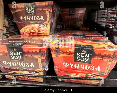 Bobruisk, Weißrussland - 9. März 2025: Bunte Nudelpackungen zeigen verschiedene Geschmacksrichtungen auf dem Regal eines örtlichen Lebensmittelgeschäfts. Jedes Container-Versprechen Stockfoto