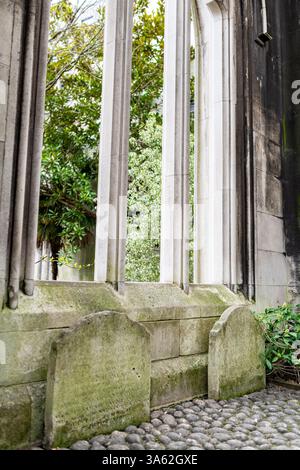 Die alten Fenster, die mit Moos bedeckt sind, in den Ruinen von St. Dunstan im East Church Garden in London, Großbritannien Stockfoto