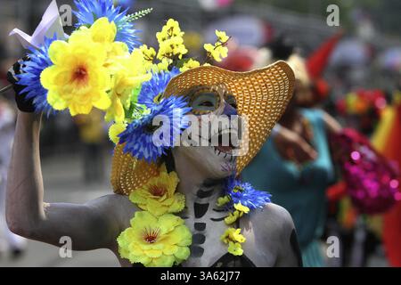 13. Januar 2015 - Colombia - Cali, Kolumbien 28 diciembre 2014 SE llevÃÂ³ a cabo el Desfile de Cali Viejo durante la 57 Feria de Cali, 28 comparsas y mÃÂs de 1,500 artistas disfrazados y repräsentando diferentes personajes locales, nacionales e internacionales hicieron vibrar a los miles de asistentes que se ubicaron sobre la autopista sur. CrÃÂ: CEET FotÃÂ³grafo: Juan Pablo Rueda Bustamante (Bild: © El Tiempo/GDA/ZUMA Wire) Stockfoto