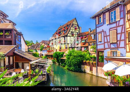 Little Venice la Petite Venise in der Altstadt von Colmar Altstadt mit alten bunten Häusern mittelalterliche Gebäude am Ufer des Lauch Kanals in Summe Stockfoto