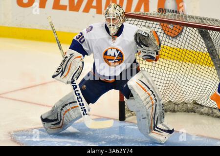 7. Februar 2015: Boston, Massachusetts, USA – der New York Islanders Torwart Chad Johnson (30) bereitet sich auf das NHL-Spiel zwischen den New York Islanders und den Boston Bruins im TD Garden in Boston vor. Die Bruins besiegten die Islanders 2-1 in der regulatorischen Zeit. Eric Canha/CSM(Bild: © Eric Canha/Cal Sport Media/ZUMAPRESS.com) Stockfoto