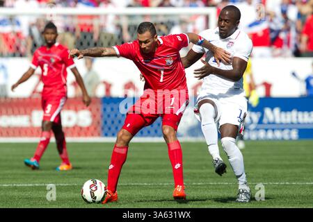 Februar 2015 - Carson, Kalifornien, USA S - Panama-Stürmer Blas Perez (7) und US-Stürmer Jozy Altidore (17) im Rahmen des FIFA-Freundschaftsspiels 2015 zwischen der US-Nationalmannschaft und Panama im StubHub Center. (Bild: © Brandon Parry/ZUMA Wire) Stockfoto