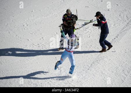 Februar 2015 - Beaver Creek, Colorado, USA S - TINA LABYRINTH aus Slowenien feiert nach der Überquerung der Ziellinie der Raptor-Rennstrecke während der Ladies' Alpine Combined Slalom-Lauf bei der FIS Alpine Ski World Championship 2015. MAZE gewann die Goldmedaille mit ihrem ersten Platz. (Bild: © Jason Connolly/ZUMA Wire/ZUMAPRESS.com) Stockfoto