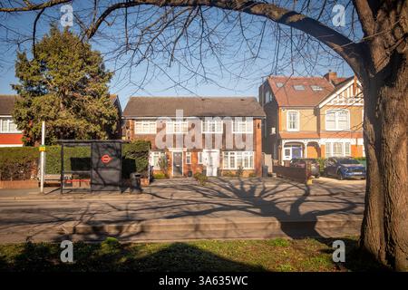 LONDON, 4. MÄRZ 2025: Wohnhäuser in SW20 Raynes Park Area, einem Londoner Vorort in der Nähe von Wimbledon im Stadtteil Merton. Stockfoto