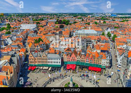 Panoramablick auf das historische Stadtzentrum von Brügge, Marktplatz, alte Gebäude, traditionelle, farbenfrohe Stadthäuser im flämischen Stil, Skyline Ho Stockfoto