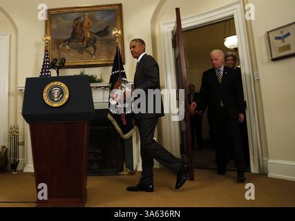 11. Februar 2015 – Washington, District of Columbia, Vereinigte Staaten von Amerika – US-Präsident Barack Obama tritt in den Roosevelt Room ein, um eine Erklärung zu der Gesetzgebung abzugeben, die er dem Kongress zur Genehmigung der Anwendung militärischer Gewalt (AUMF) gegen ISIL sandte, gefolgt von US-Vizepräsident Joe Biden und US-Außenminister John Kerry, am 11. Februar 2015 im Roosevelt Room des Weißen Hauses in Washington, DC. . Kredit: Aude Guerrucci/Pool über CNP (Kredit-Bild: © Aude Guerrucci/CNP/ZUMAPRESS.com) Stockfoto