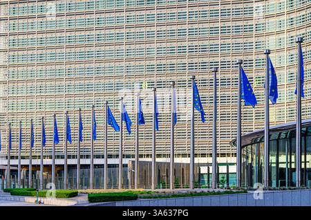 Berlaymont Gebäude des Hauptsitzes der Europäischen Kommission und der EU-Flaggen im Europäischen Viertel der Stadt Brüssel, Region Brüssel-Hauptstadt, Belgien Stockfoto