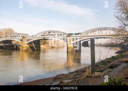 LONDON, 5. MÄRZ 2025: Barnes Bridge über die Themse im Südwesten Londons Stockfoto