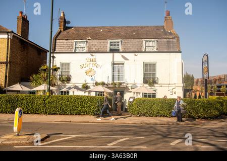 LONDON – 5. MÄRZ 2025: The Sun Inn Pub in Barnes, gehobener Gegend von Richmond im Südwesten Londons Stockfoto
