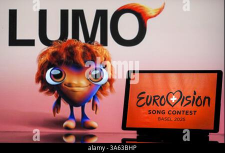 Eurovision Song Contest 2025 Logo und Talisman werden auf einem Tablet und Monitor angezeigt Stockfoto