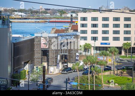 New Orleans, Louisiana, USA 28. Februar 2025 Riverwalk, Outlet Collection, Fahrzeuge, People Convention Center, fluss, Binnenschiff. Stockfoto