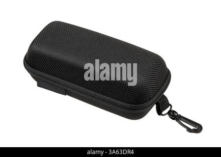 Schwarze Hartschalenkoffer mit Reißverschluss und Karabinerklemme, strukturierte Oberfläche, ideal für die Aufbewahrung kleiner Gadgets oder Zubehörteile, isoliert auf einem weißen Stockfoto