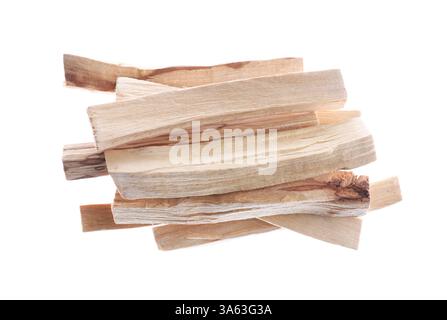 Stapel von palo santo Sticks auf weißem Hintergrund Stockfoto