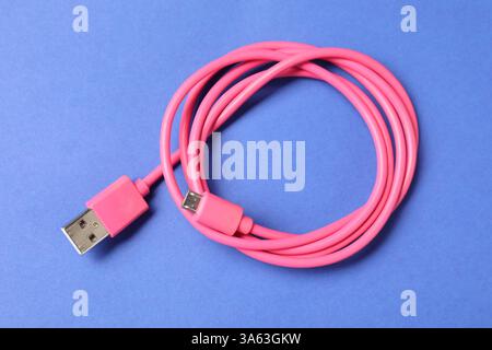 Ein USB-Ladekabel auf blauem Hintergrund, Draufsicht Stockfoto