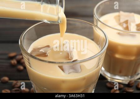 Kaffee-Creme-Likör in Glas am Tisch, Nahaufnahme Stockfoto