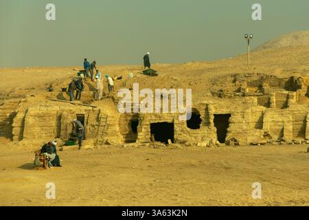 Kairo, Ägypten; 20. Januar 2024: Entdecken Sie Memphis Geheimnisse, während Archäologen Gräber in Sakkara, Ägypten, am Westnil entdecken. Stockfoto