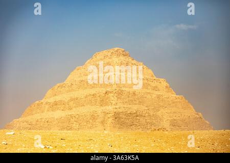 Kairo, Ägypten; 20. Januar 2024: Besuchen Sie die berühmte Stufenpyramide von Zoquer in Sakkara, Ägypten, das Herz von Memphis Nekropolis am Westnil. Stockfoto