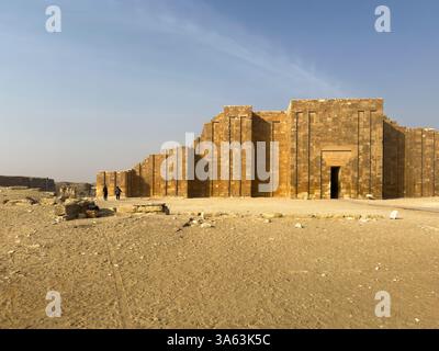 Kairo, Ägypten; 20. Januar 2024: Entdecken Sie Zoquers Denkmal, die Stufenpyramide von Sakkara, in Memphis Nekropolis am Westnil, Ägypten. Stockfoto