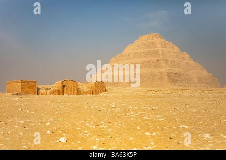 Kairo, Ägypten; 20. Januar 2024: Zeuge des antiken Wunders, der Stufenpyramide von Zoquer, in Sakkara, Memphis, Ägypten, am Westnil. Stockfoto