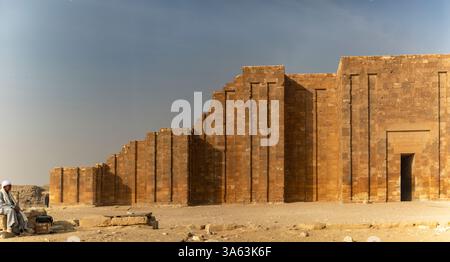 Kairo, Ägypten; 20. Januar 2024: Erleben Sie die antiken Echos, die durch die Ruinen von Sakkara, Memphis, Ägypten, auf dem Westnil schlendern. Erkunden Sie die Überreste. Stockfoto